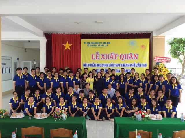 62 em học sinh thuộc 10 bộ môn chụp ảnh lưu niệm với lãnh đạo Sở Giáo dục và Đào tạo thành phố Cần Thơ
